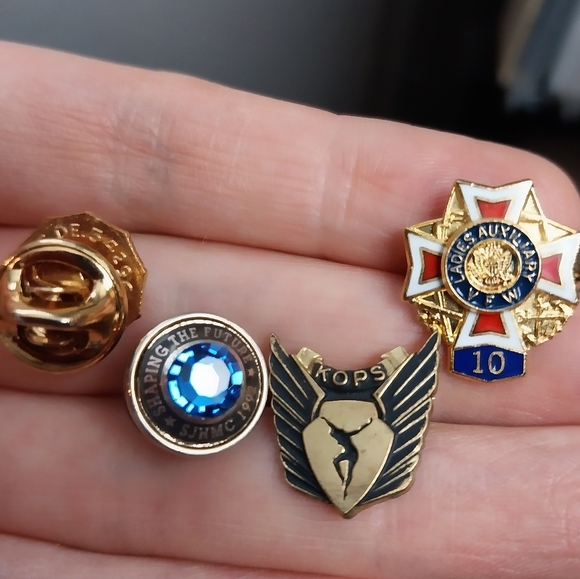 Vintage lapel pins, VFW ladies auxiliary 10, US American legion, KOPS and SJHMC - Picture 2 of 4